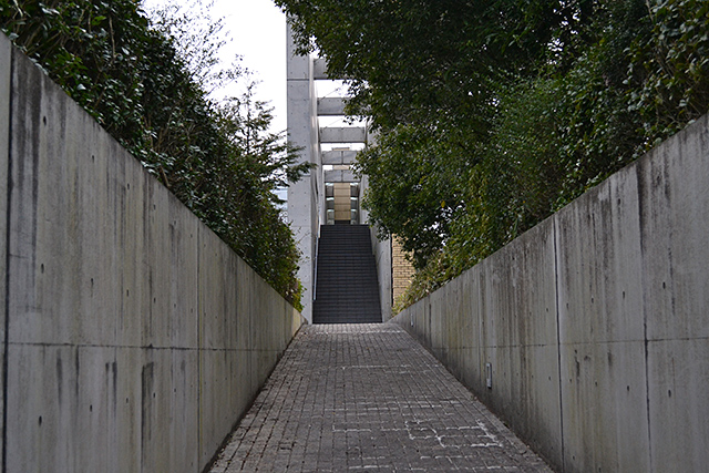 東広場横 通路