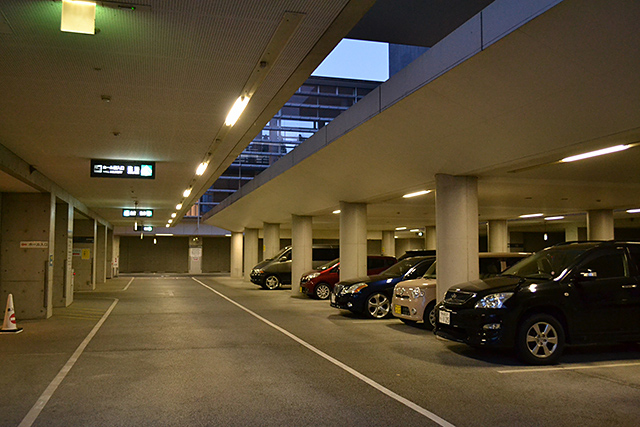 地下駐車場 夕方