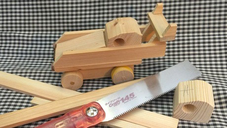 ノコで板を切りボディを自由に作る ゴムで走る車 木工房六地蔵